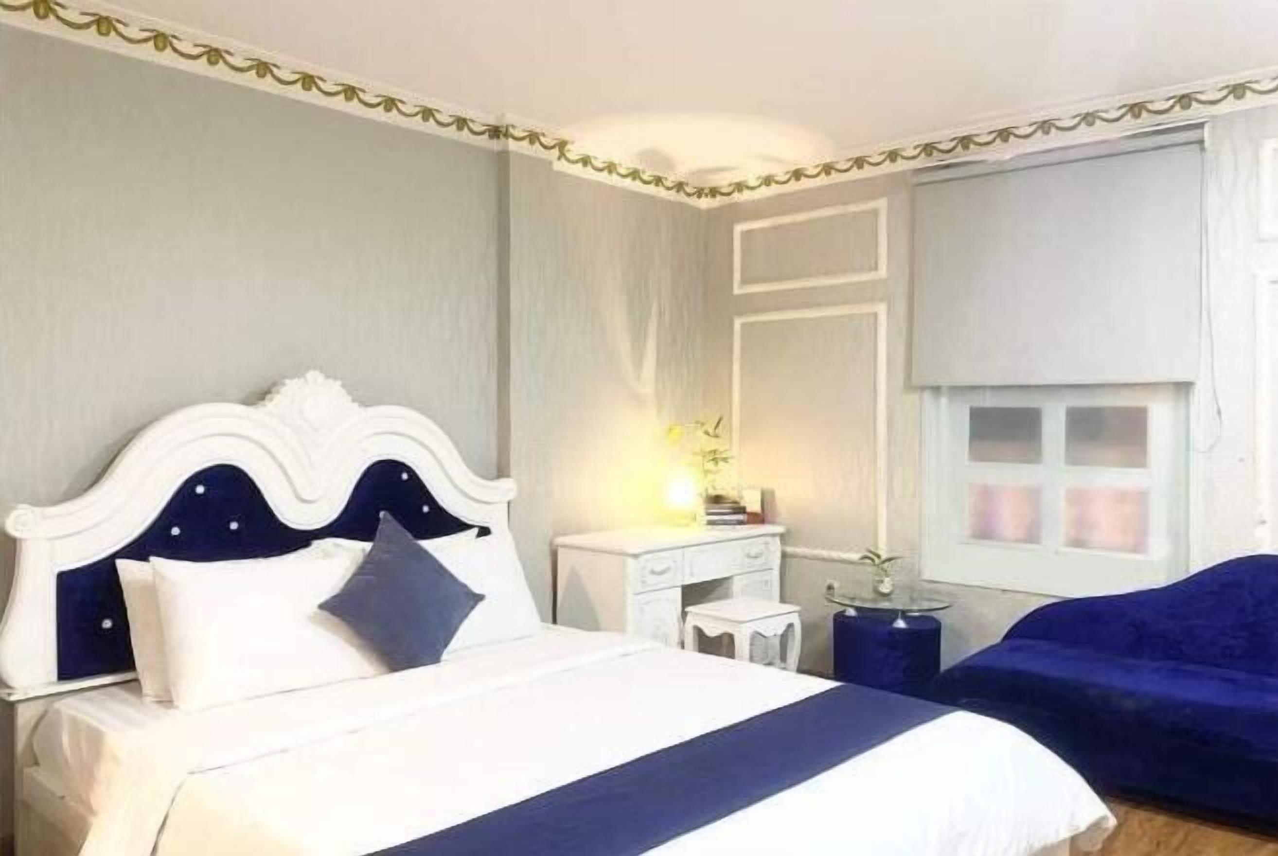 Desk, soundproofing, free WiFi