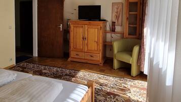 2 bedrooms, iron/ironing board, free WiFi