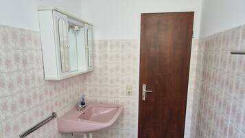 Kostenlose Toilettenartikel, Haartrockner, Handtücher, Seife