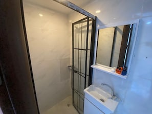 Comfort Studio Suite, City View | Bathroom | Shower, free toiletries, hair dryer, bathrobes - R&W SUİTES (Istanbul)