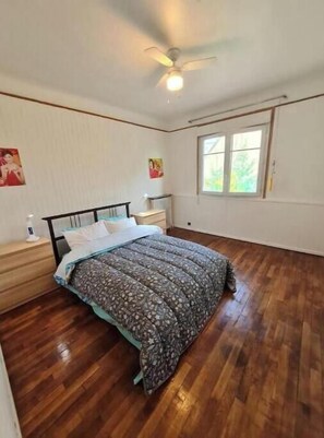3 bedrooms, iron/ironing board, WiFi, bed sheets