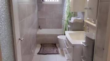 Een douche, een haardroger, handdoeken, zeep