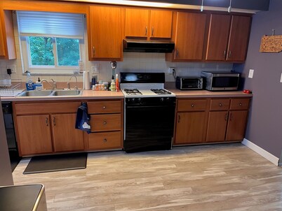 3-bedroom home 6 miles from Oakmont Country club. Next door to Public Course