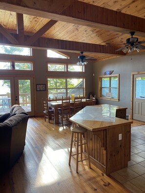 Interior - Cabin with beautiful mountain and valley views (Dunlap)