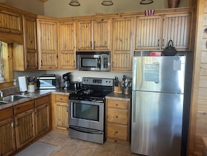 Fridge, microwave, oven, stovetop - Cabin with beautiful mountain and valley views (Dunlap)