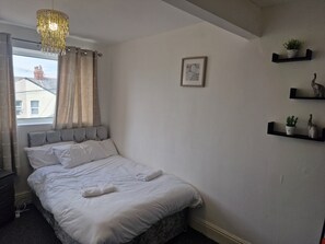 2 bedrooms, iron/ironing board, WiFi, bed sheets