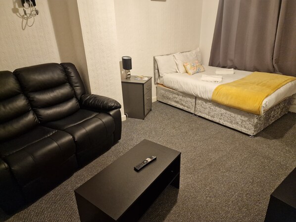 2 chambres, fer et planche à repasser, Wi-Fi, draps fournis