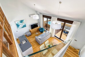 เอ็กซ์คลูซีฟอพาร์ทเมนท์ | บริเวณนั่งเล่น | ทีวีจอแบน 50 นิ้ว พร้อมช่องเคเบิล