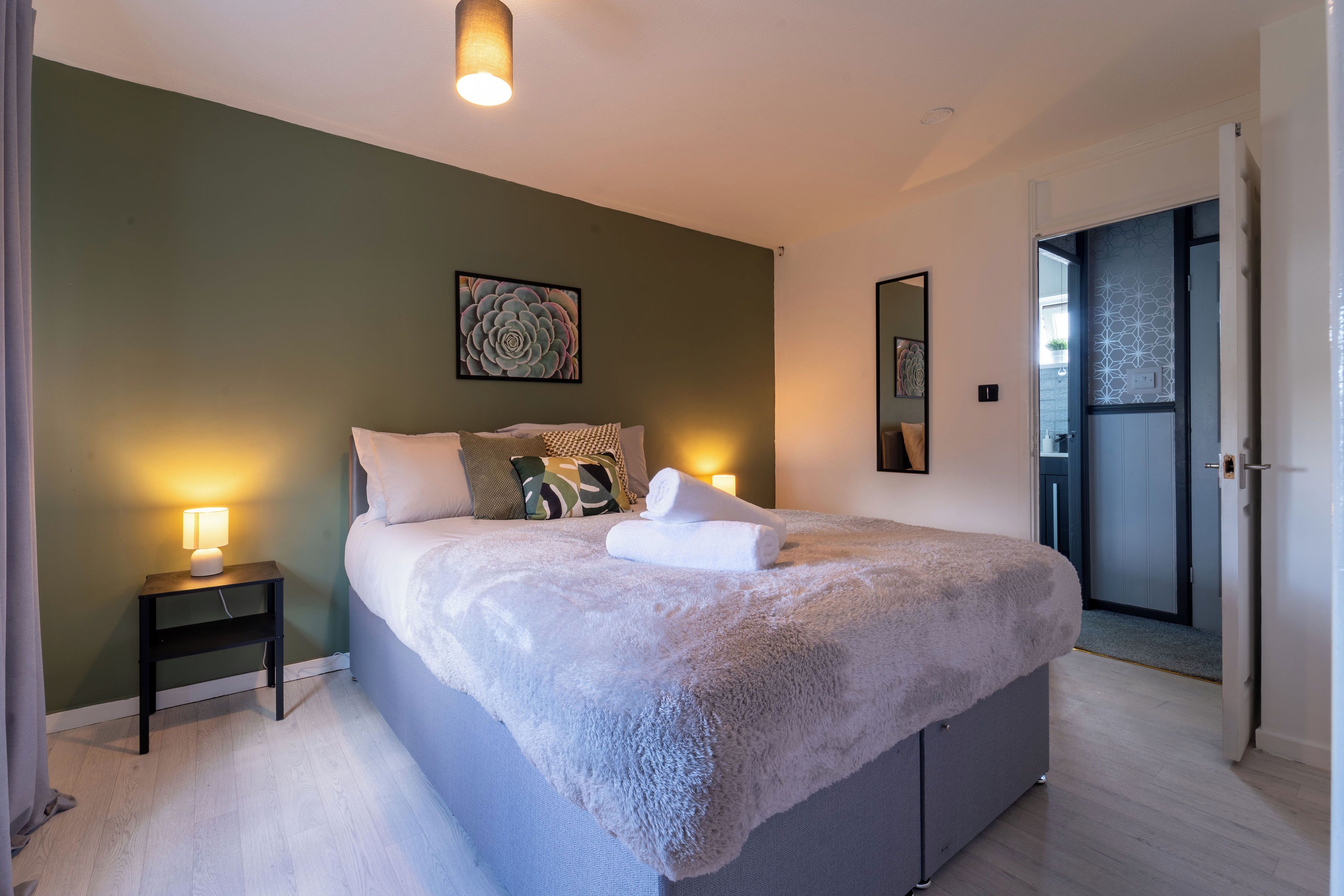 3 habitaciones, tabla de planchar con plancha, wifi y ropa de cama 