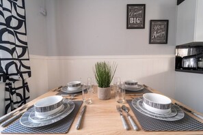 Dining - Spacious 3 Bed House, 5mins to HS2/ NEC/Airport. (Birmingham)