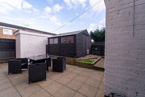 Outdoor dining - Spacious 3 Bed House, 5mins to HS2/ NEC/Airport. (Birmingham)