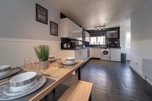 Fridge, microwave, oven, stovetop - Spacious 3 Bed House, 5mins to HS2/ NEC/ Airport. (Birmingham)