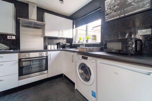 Spacious 3 Bed House, 5mins to HS2/ NEC/Airport.