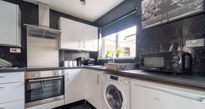 Spacious 3 Bed House, 5mins to HS2/ NEC/Airport.