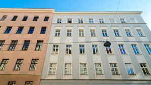 Ein mehrstöckiges Gebäude mit einer Reihe von Fenstern in jeder Etage.