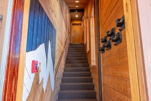 Eine Holztreppe mit Rauchmelder auf der linken Seite.