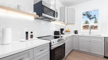 Een koelkast, een microgolfoven, een oven, een kookplaat