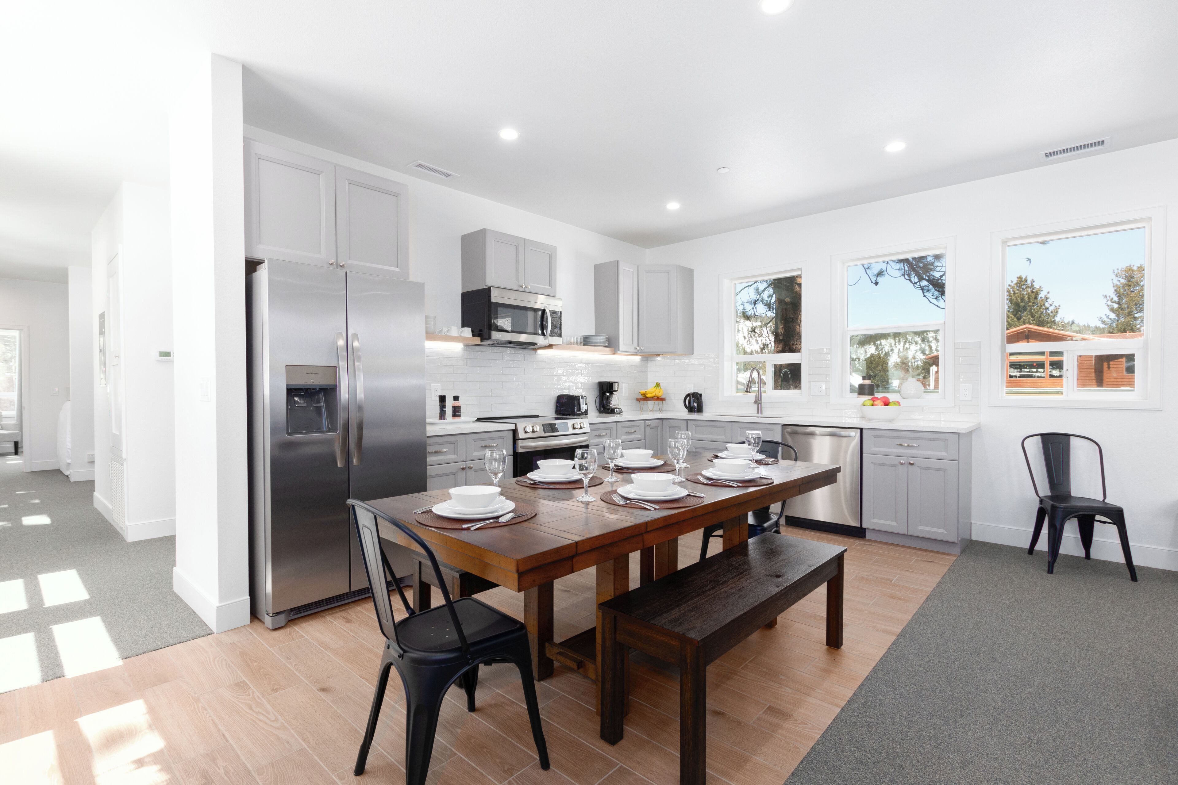 Jääkaappi, mikroaaltouuni, uuni, liesi