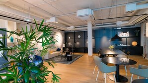 Un interior moderno con comedor, cocina y zona de estar.