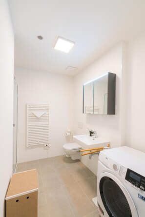 シャワー、ヘアドライヤー、タオル