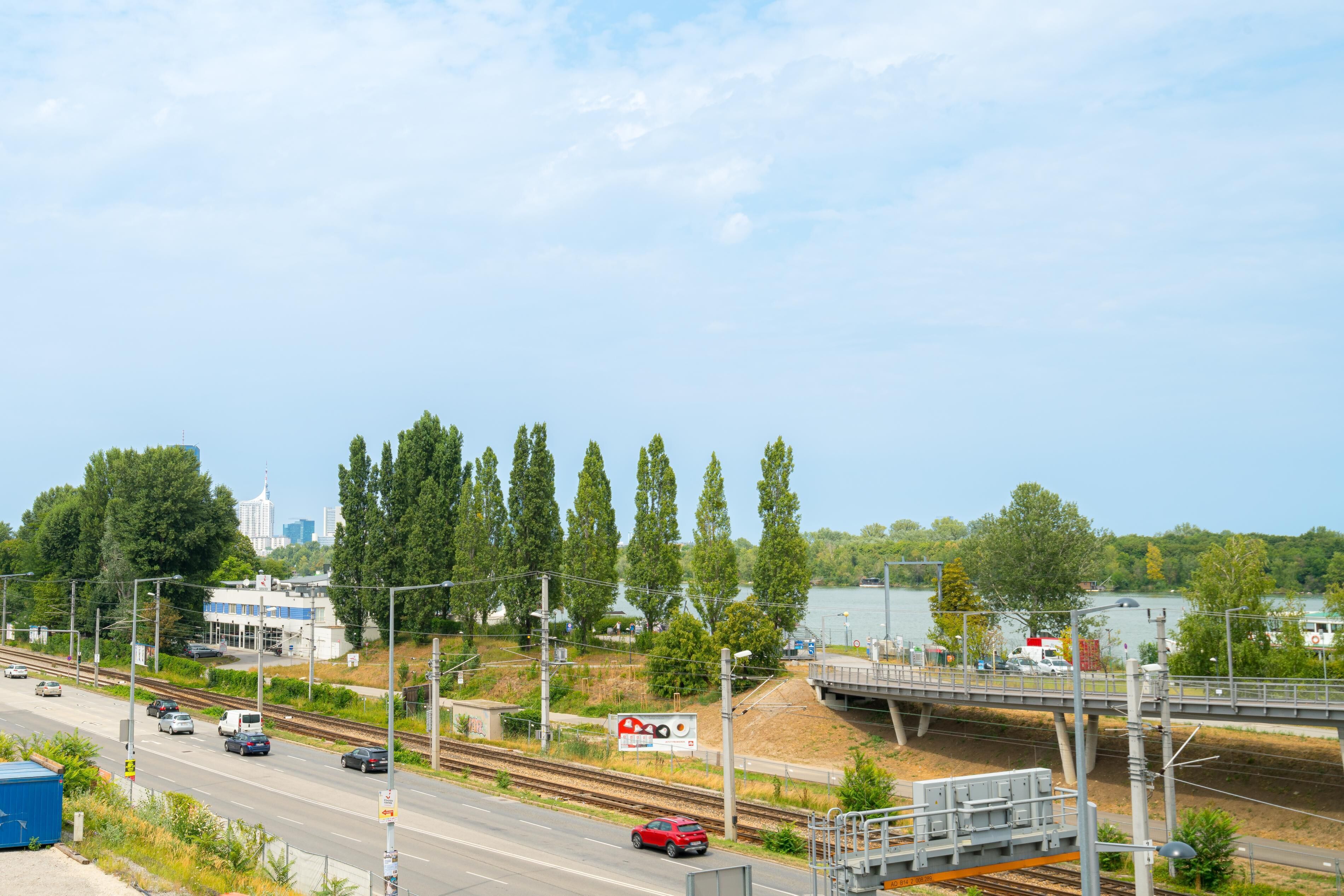 Une autoroute à voies multiples, un pont et une étendue d’eau en arrière-plan.