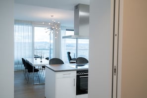 Kylskåp, mikrovågsugn, ugn och spishäll