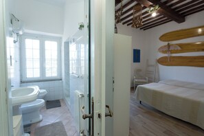 Chuveiro, secador de cabelo, bidê, toalhas de banho