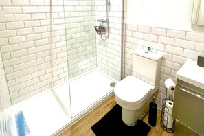 Apartment | Bathroom | Shower, hair dryer, towels, toilet paper - Brand New- Beach Breeze - Family Friendly-internet (Bournemouth)