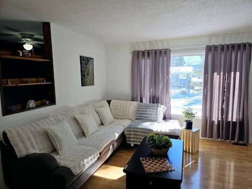 Cozy Getaway Entire Home, Near Kluane Nat'l Park
