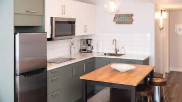 Geladeira, micro-ondas, fogão, cooktop