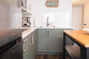 Køleskab, mikrobølgeovn, ovn, kogeplade