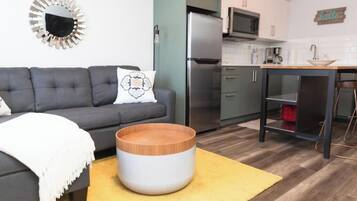 Smart TV, DVD player, livros, videoteca