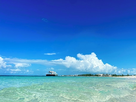 Sun-loungers, beach towels. Blue Bird Villa, Open & Breezy Island Home...minutes from the beach!