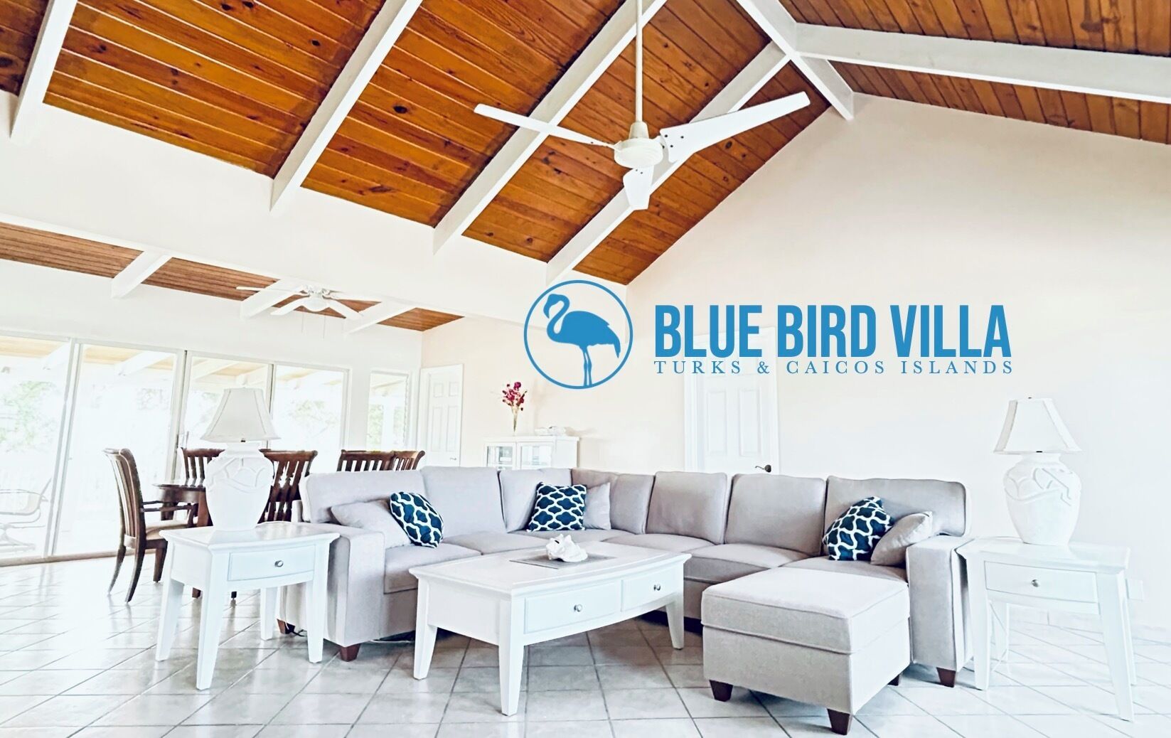 Smart-tv, böcker, en stereo och printers