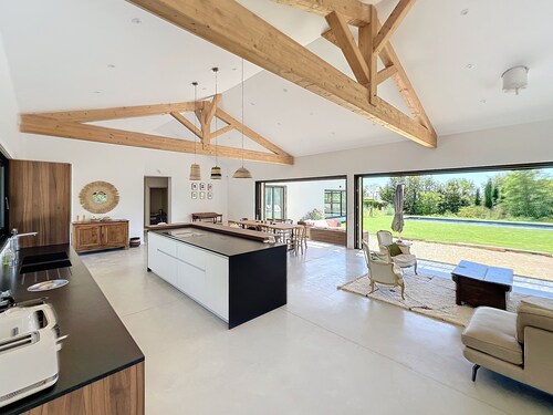 Maison Neuve Proche Village, 250 m2 sur 3000 m2, 4 Chambres et 4 Salles D'eau