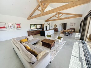 Een televisie en een tafeltennistafel