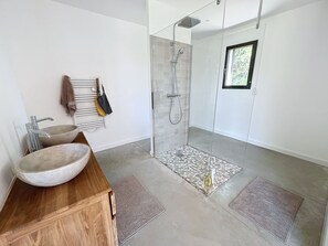 Shower, towels, toilet paper - Maison Neuve Proche Village, 250 m2 sur 3000 m2, 4 Chambres et 4 Salles D'eau (Cucuron)