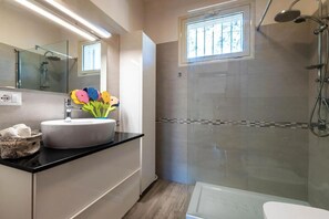 Douche, bidet, serviettes fournies
