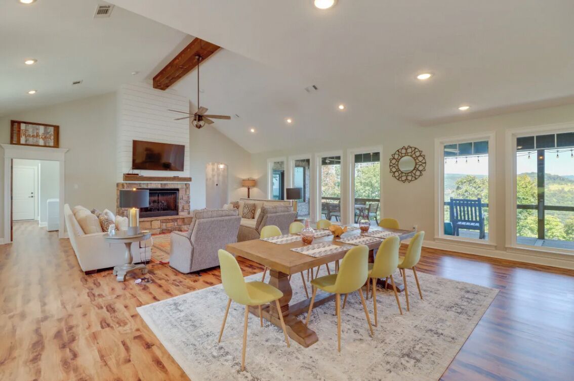 “The Bluffs” A Family-Friendly Home w Deck & Breathtaking Lake View