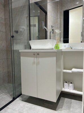 Dusche, Haartrockner, Handtücher, Seife