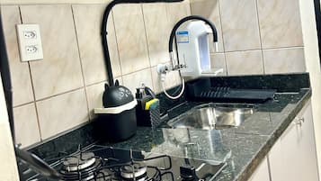 Een koelkast, een microgolfoven, een oven, een kookplaat
