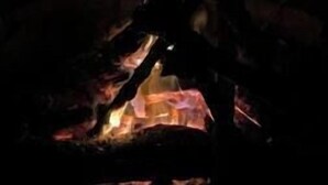 Un fuego ardiendo en una chimenea.