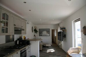 Frigorífico, microondas, horno y placa de cocina