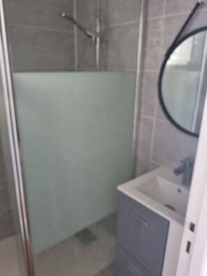 Haartrockner, Handtücher, Toilettenpapier