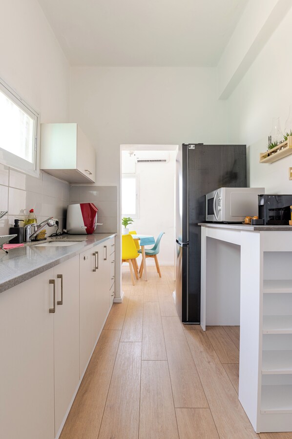 Frigorífico, microondas, horno y placa de cocina