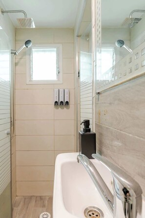Douche, sèche-cheveux, shampoing