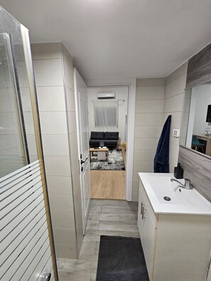 Interior - Spacious 7-bedroom apartment in nice Haifa with WiFi, AC (Haifa)