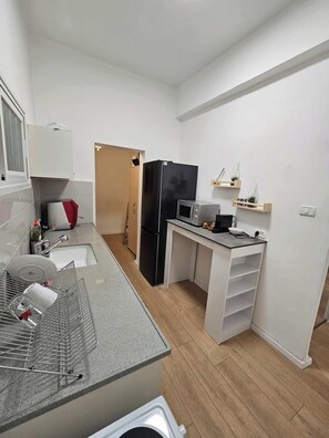 Fridge, microwave, oven, stovetop - Haifa Hadar Urban Grand Apartment by Shay’s Urban (Haifa)