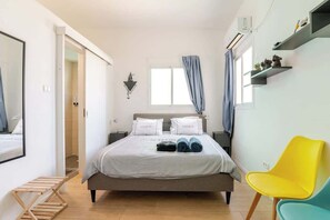 7 bedrooms, in-room safe, desk, iron/ironing board - Haifa Hadar Urban Grand Apartment by Shay’s Urban (Haifa)