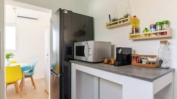 Réfrigérateur, micro-ondes, four, plaque de cuisson